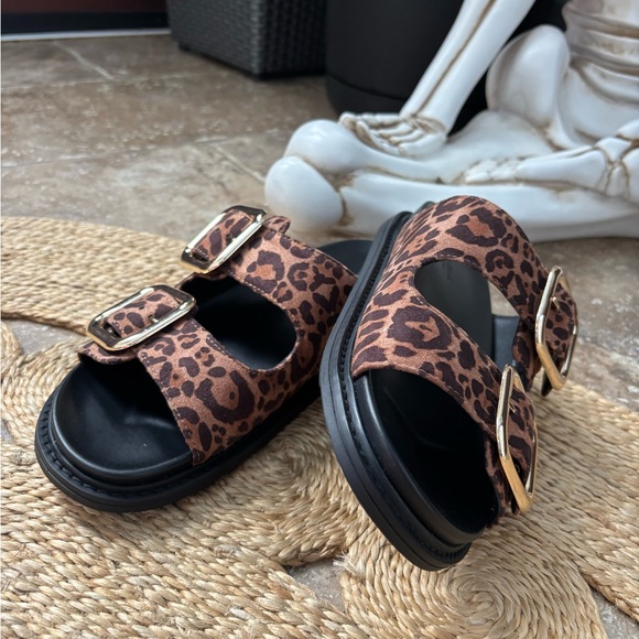 Leopard Slides
Size 8.5 - Picture 2 of 7